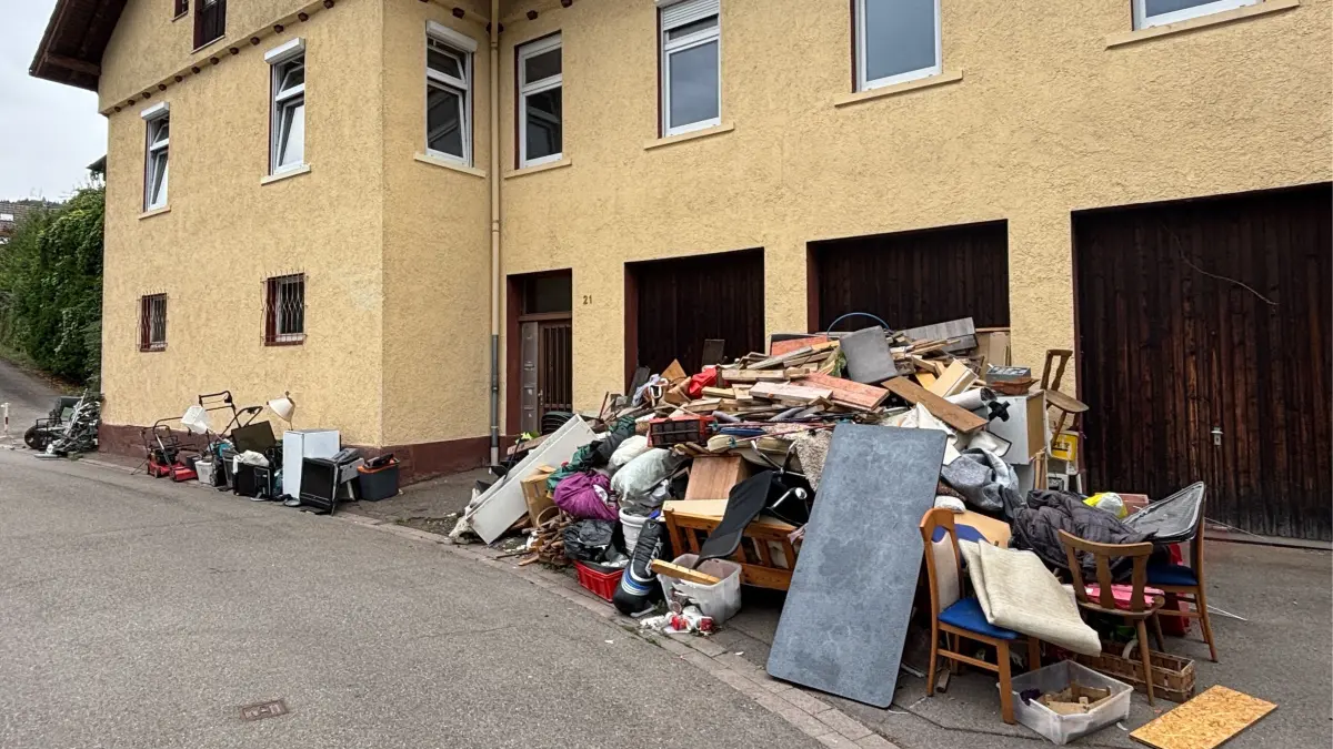 Der Sperrmüllberg vor dem städtischen Gebäude im Bauernhofweg
