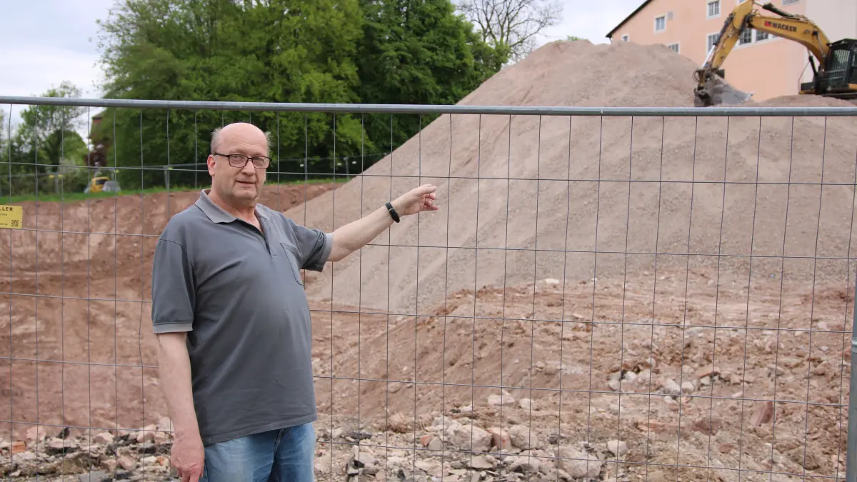Das Abrissmaterial wurde vor Ort geschreddert, was laut Anwohner Bernd Braun zu einer unzumutbaren Lärmbelastung geführt hat.