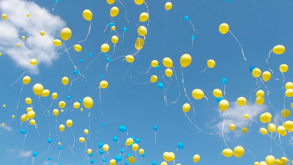 Wie auf diesem Foto ließ auch der CDU-Stadtverband Villingen-Schwenningen Ballons in die Luft steigen und verloste so Fahrten ins Europäische Parlament nach Straßburg. Doch die Aktion zog Kritik auf sich. (Symbolbild)