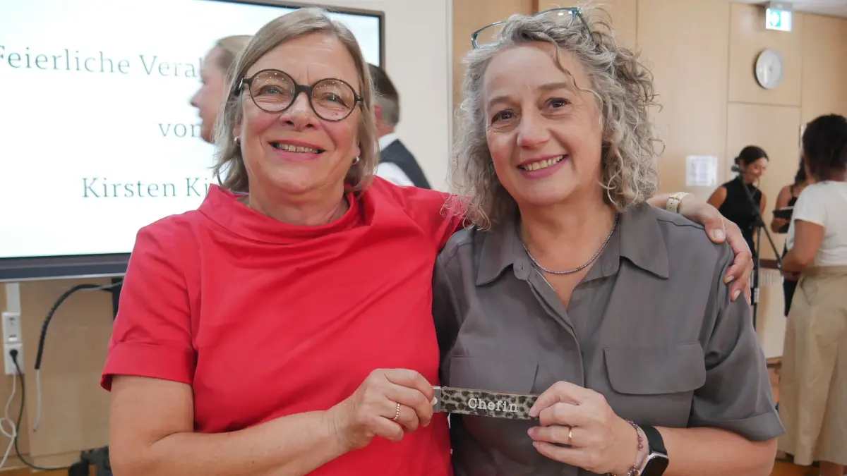 Kirsten Kistner (links) übergibt den Staffelstab an Sonja Allgaier.