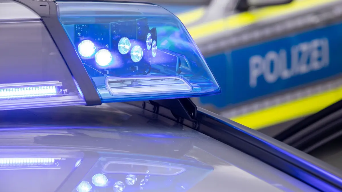 Polizei - Symbolbild: ARCHIV - 04.08.2021, Bayern, Nürnberg: Blaulicht eines Polizeiwagens (Symbolbild) (zu dpa: «85-Jähriger fährt gegen Wand, Laterne und fünf Autos») Foto: Daniel Karmann/dpa +++ dpa-Bildfunk +++
