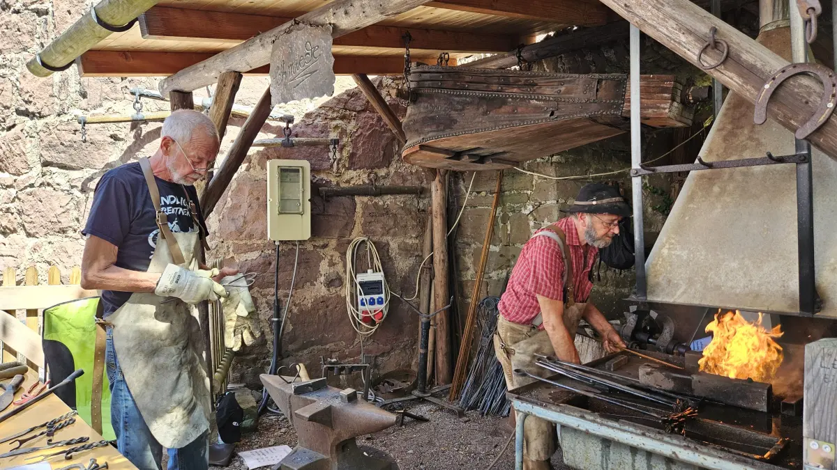 Schmiedehandwerk an der offenen Esse