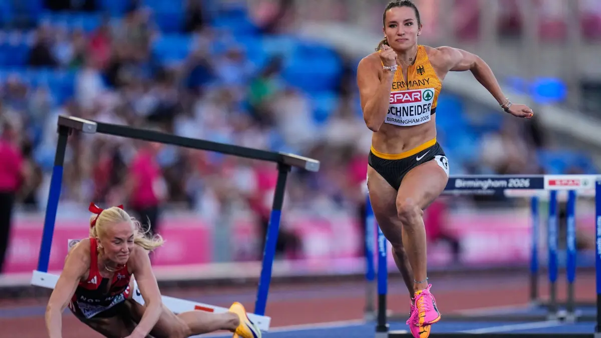 Leichtathletik: Europameisterschaft: 10.08.2026, Großbritannien, Birmingham: Leichtathletik: Europameisterschaft, Frauen, 100 Meter Hürden, Vorlauf: Rosina Schneider (Deutschland) sprintet auf die Ziellinie zu, während Lovise Skarbovik Andresen (Norwegen) stürzt. Foto: Petr Josek/AP/dpa +++ dpa-Bildfunk +++