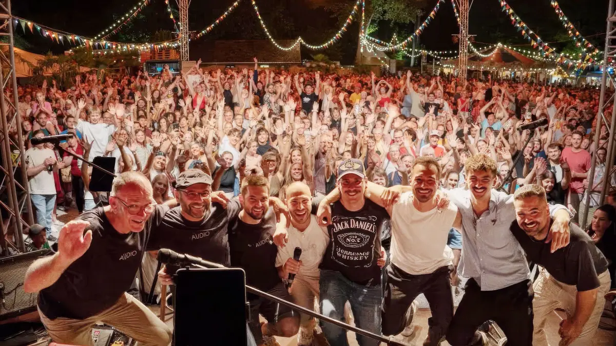 Die Band Audio genießt die jubelnden Besucher.