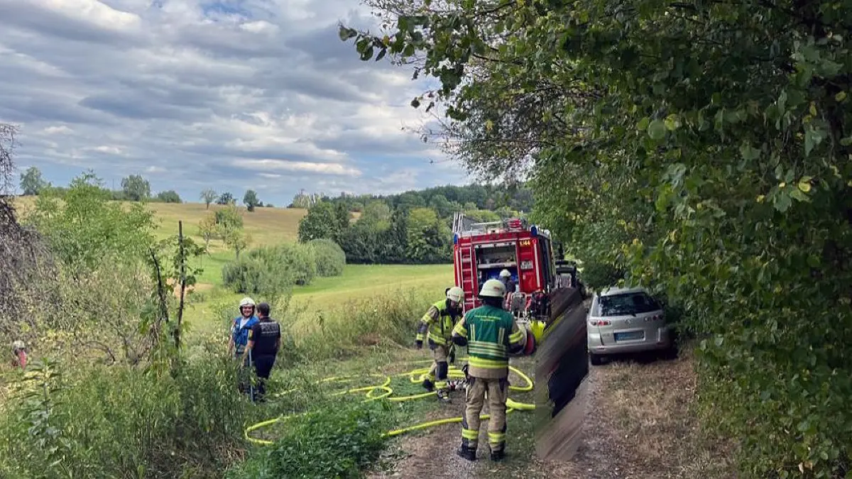 Einsatz in unwegsamem Gelände: Bereits am Donnerstag hatte die Hechinger Wehr einen Flächenbrand auf einer Wiese löschen müssen.