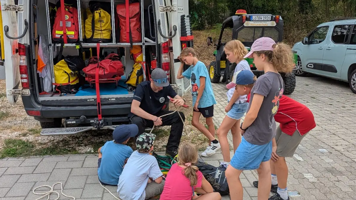 Im Hinblick auf Rettung wurde den Teilnehmern des Sommerferienprogramms von den Verantwortlichen der Bergwacht einiges beigebracht.