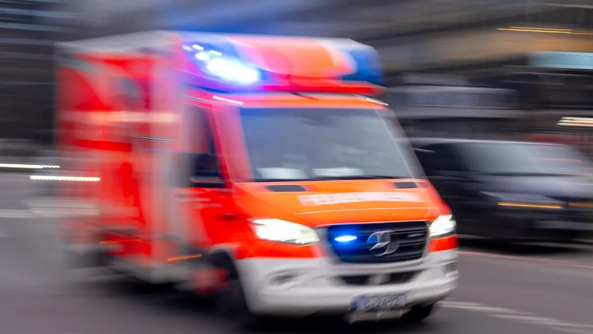 Krankenwagen im Einsatz: ARCHIV - 08.02.2024, Berlin: Ein Rettungswagen der Feuerwehr fährt mit Blaulicht zum Einsatz. (zu dpa: «Zweijähriges Mädchen bei Unfall lebensgefährlich verletzt») Foto: Monika Skolimowska/dpa +++ dpa-Bildfunk +++