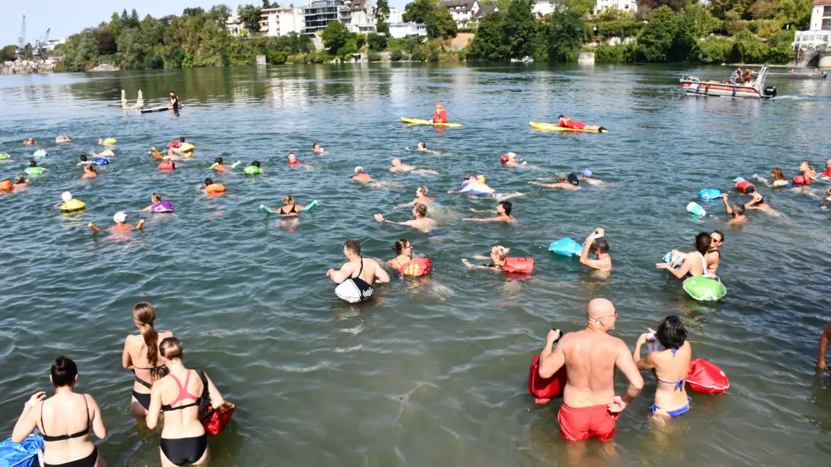 Das grenzüberschreitende Rheinschwimmen der beiden Rheinfelden lockte am Sonntag mehr als 300 Teilnehmer in den Fluss.