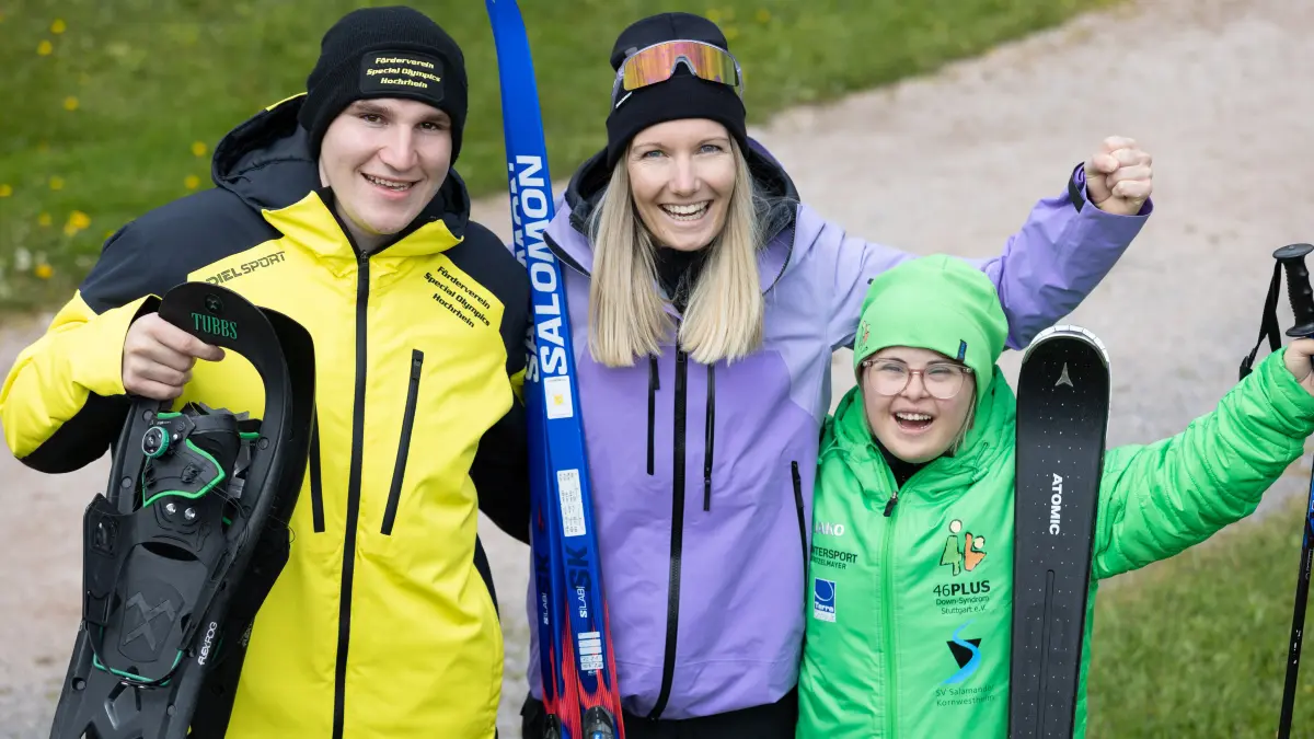 Andreas Cafararo (von links), Svenja Würth und Reka Schatz präsentieren die Special Olympics Baiersbronn.