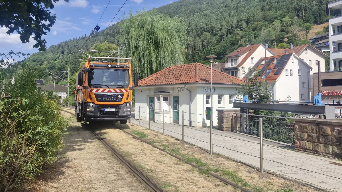 Die Reparaturarbeiten an der defekten Stadtbahnstrecke zwischen Bad Wildbad und Calmbach laufen.