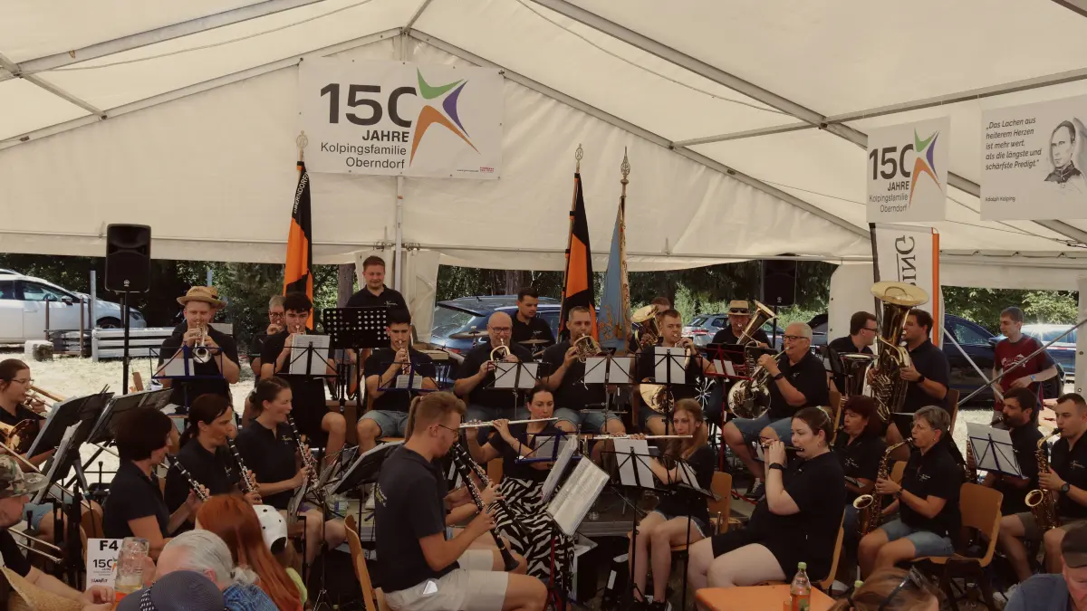 Die Stadtkapelle Oberndorf spielt auf.