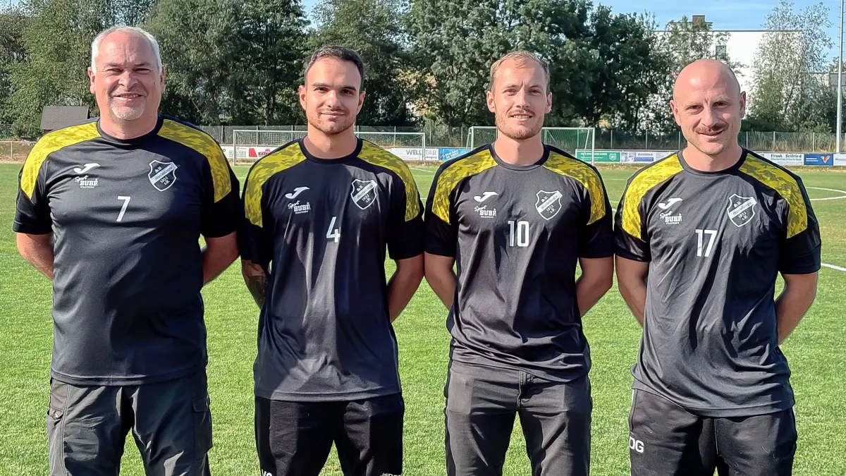 Nach dem Wiederaufstieg in die Fußball-Kreisliga A hat sich beim SV Mundelfingen im personellen Bereich einiges verändert. Neu dabei sind neuer Co-Trainer Jürgen Frank (von links), Valerio Galvagno, Adrian Kindler (Spielausschussvorsitzender) und Trainer Daniel Gemeinder. Nicht auf dem Bild sind Oliver Moritz, Felix Obergfell (VfB Villingen) und Flavio Galvagno.