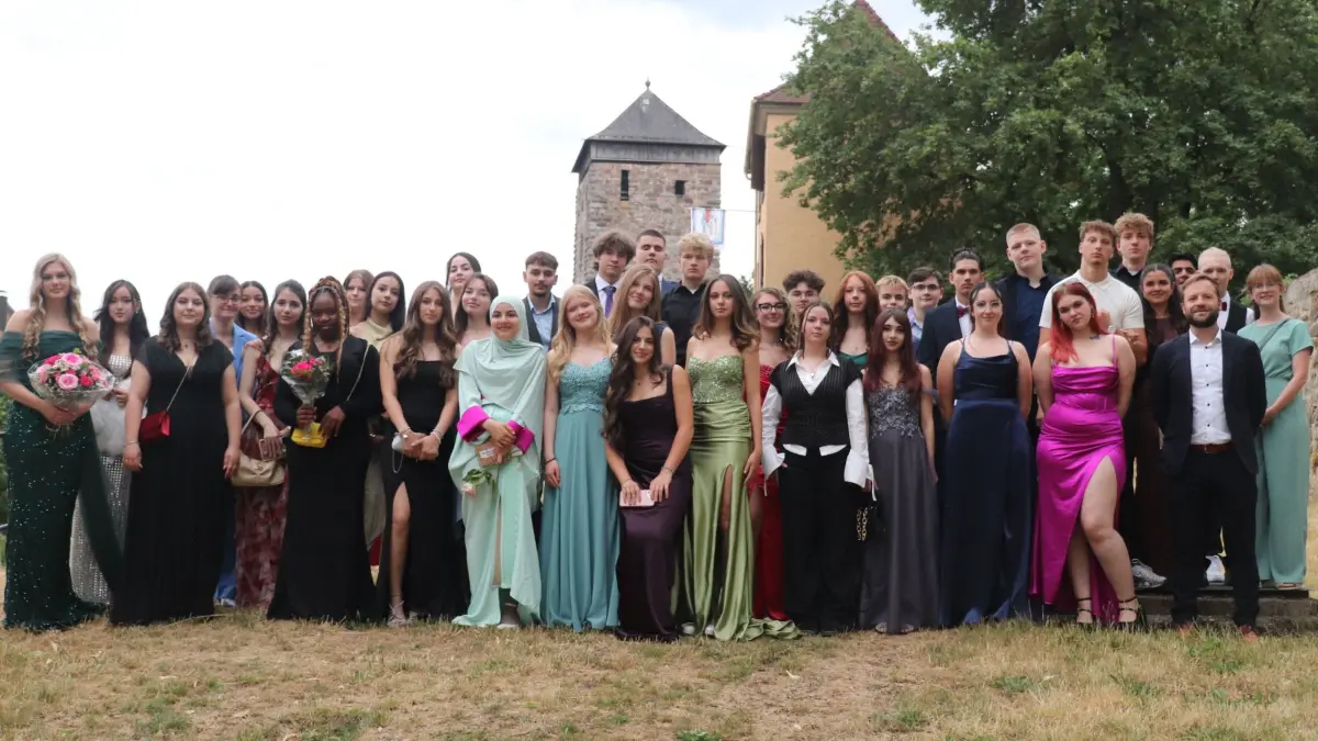 reuen sich über den Realabschluss: die Zehntklässler der Bickebergschule.
