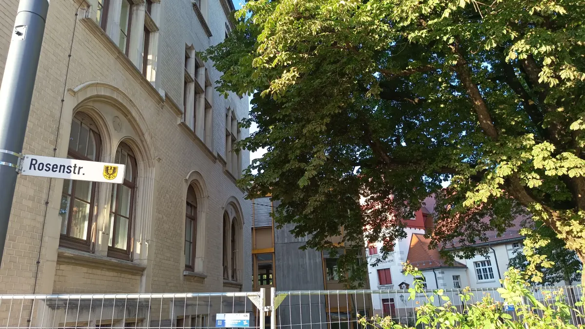 Im Inneren des Trossinger Rathauses haben die Entkernungsarbeiten schon begonnen, Ende August rollt der Abrissbagger an und reißt den Anbau ab.