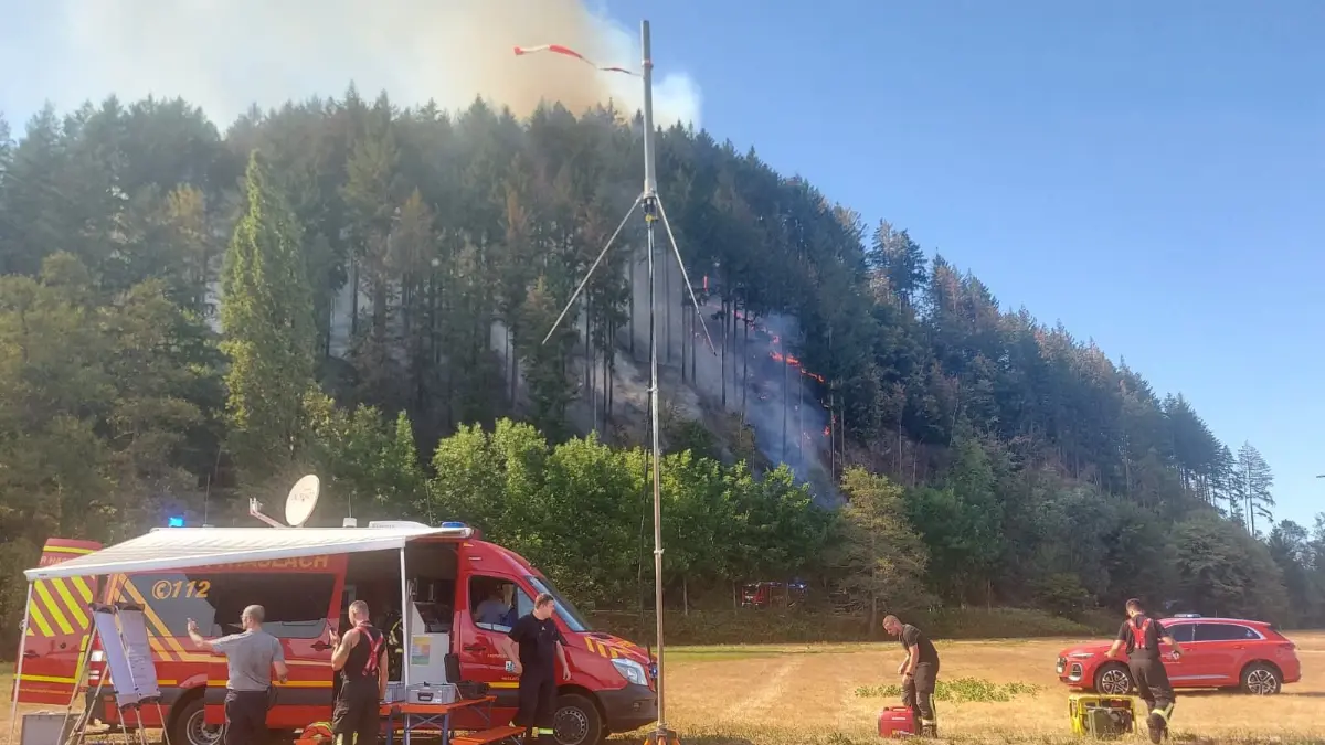 Bei Biberach steht der Wald in Flammen.