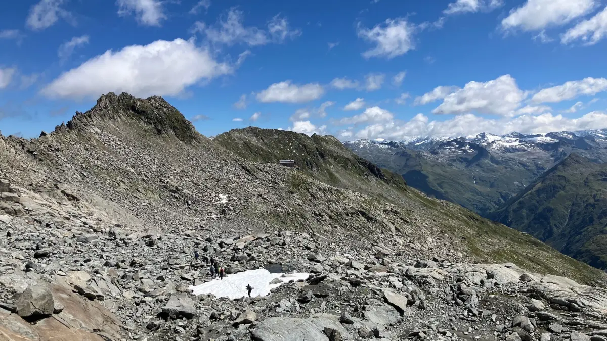Tödlicher Wanderunfall: PRODUKTION - 05.08.2025, Österreich, Mittersill: Eine Felswüste erstreckt sich oberhalb der Neuen Prager Hütte am Fuß des Großvenediger in Österreich. (zu dpa: «Deutscher Wanderer stürzt in Tirol über Felswände - tot») Foto: Sabine Dobel/dpa +++ dpa-Bildfunk +++