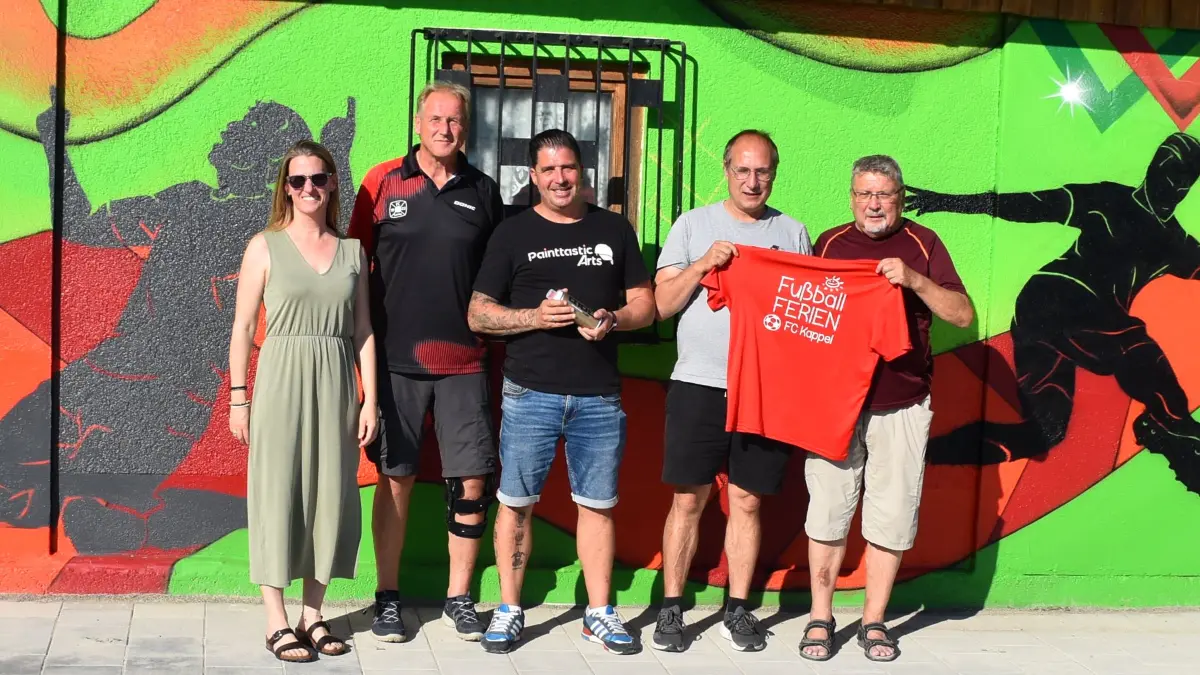 Sandra Häfner, Christoph Reiser, Jochen Laufer, Bernd Grüsser und Günter Hauser (von links) stehen vor dem Schuppen des FCK. Laufer hat ihn mit seiner Street-Art in neuem Licht erstrahlen lassen.