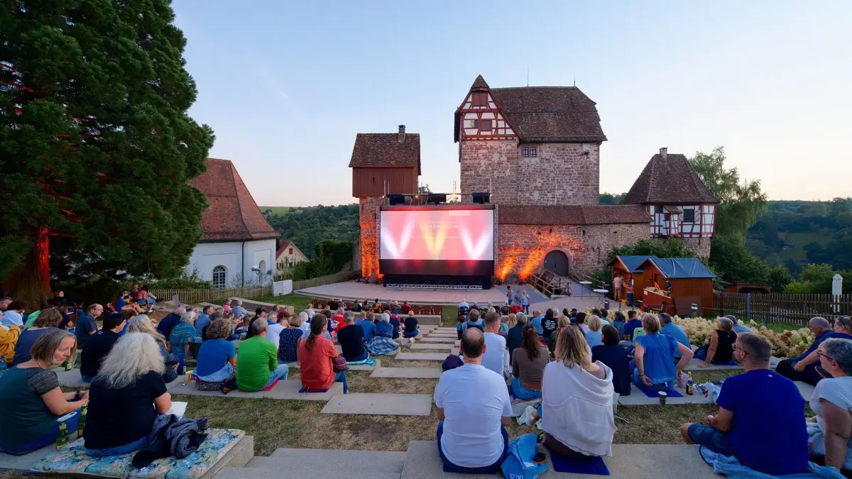 Das Sommerkino findet auch in diesem Jahr wieder statt. Geboten wird eine Leinwand vor beeindruckender Kulisse. (Archivbild)