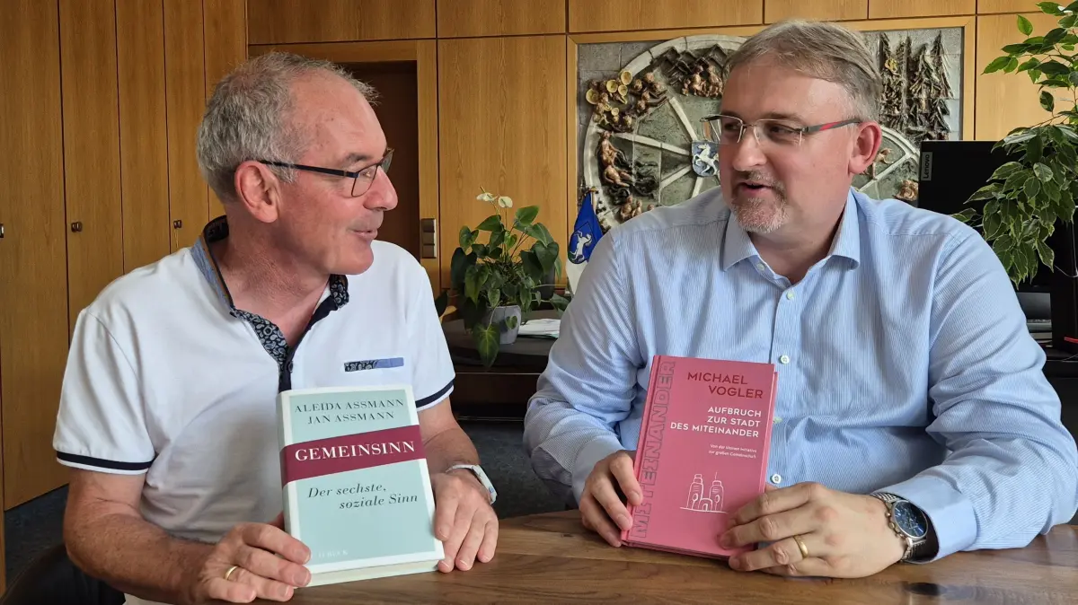 Clemens Götz (links) war es wichtig, das Gespräch über Gemeinsinn, Gemeindeentwicklung und bürgerschaftliches Engagement gemeinsam mit seinem Amtsnachfolger Rüdiger Klahm zu führen, weil es ein amtszeitübergreifendes Thema bleibt.