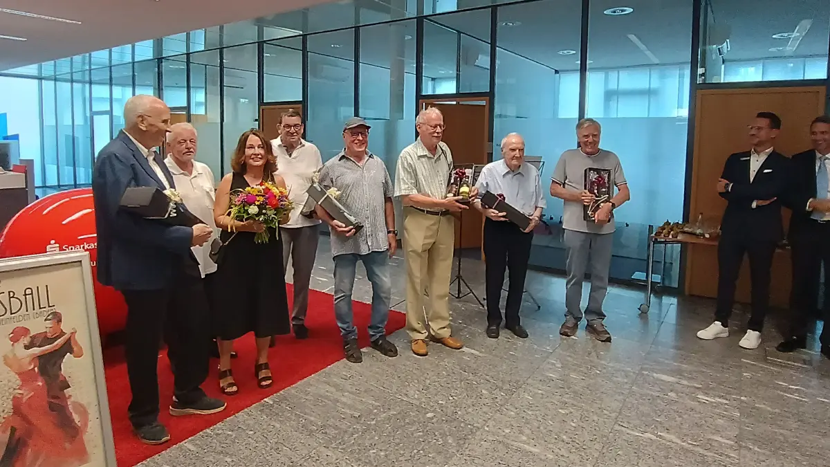 Die Macher der Festschrift mit Heiner Honsel (von links), Gustav Fischer, Petra Wunderle, Bruno Zimmermann, Franz Börsig, Rolf Reissmann, Edwin Rütschle und Eberhard Niethammer.