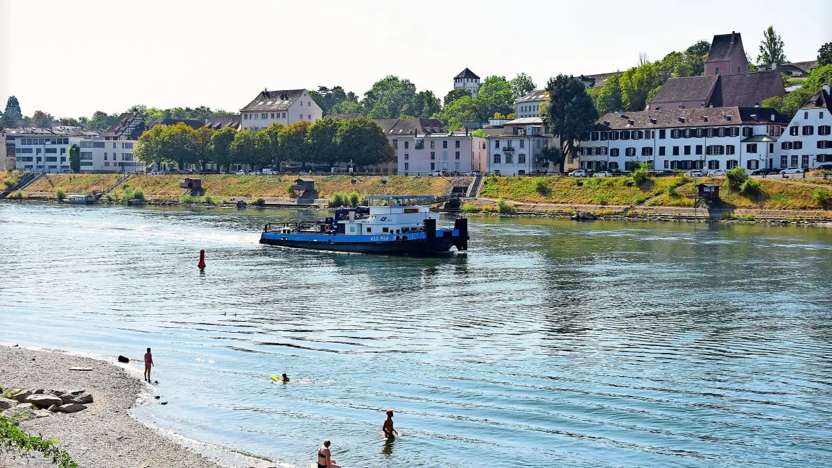Der niedrige Rheinpegel setzt die Schifffahrt vor große Herausforderungen.