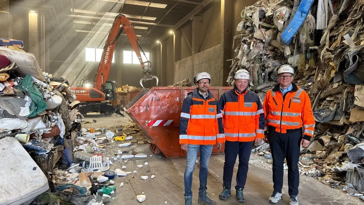 Bei Korn Recycling GmbH in Albstad (2025)t: Projektleiter Jürgen Lehmann, Projektentwickler Jörg Schairer und Geschäftsführer Alexander Korn (von links). Hier werden die Container abgeladen und der Müll grob gesichtet.