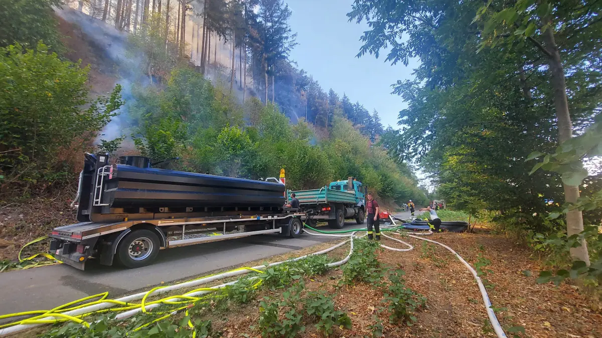 Die Feuerwehr ist mit Löscharbeiten beschäftigt.