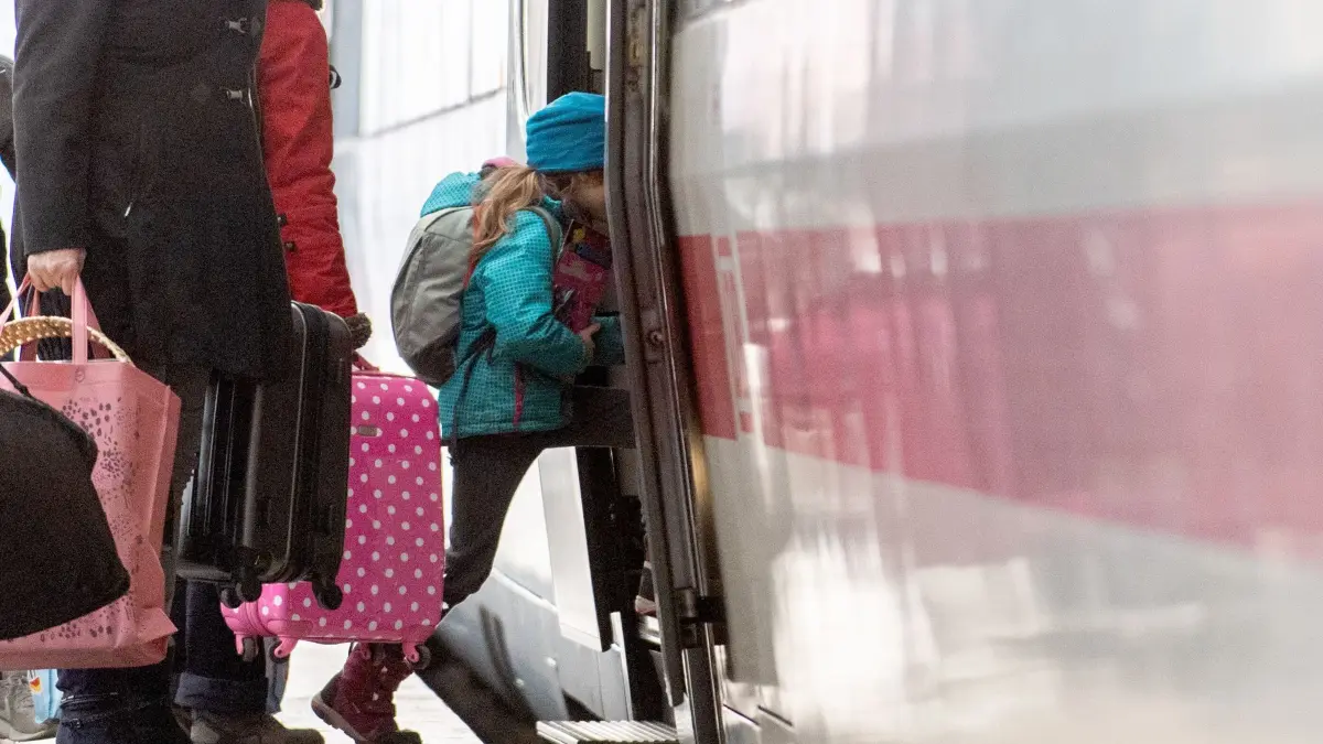 Eine Familie steigt in einen ICE ein