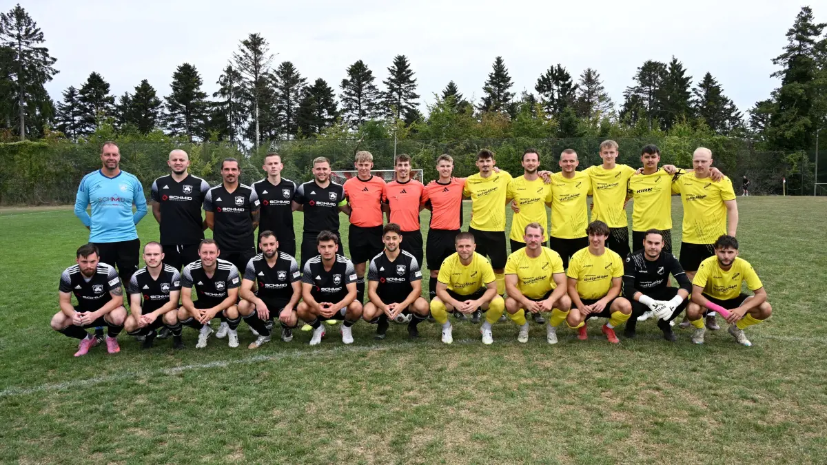 Im Finale des Steinach-Fußball-Pokalturniers lieferte sich Gastgeber Salzstetten (links im Bild) gegen Turniersieger Egenhausen (rechts) ein enges Match.