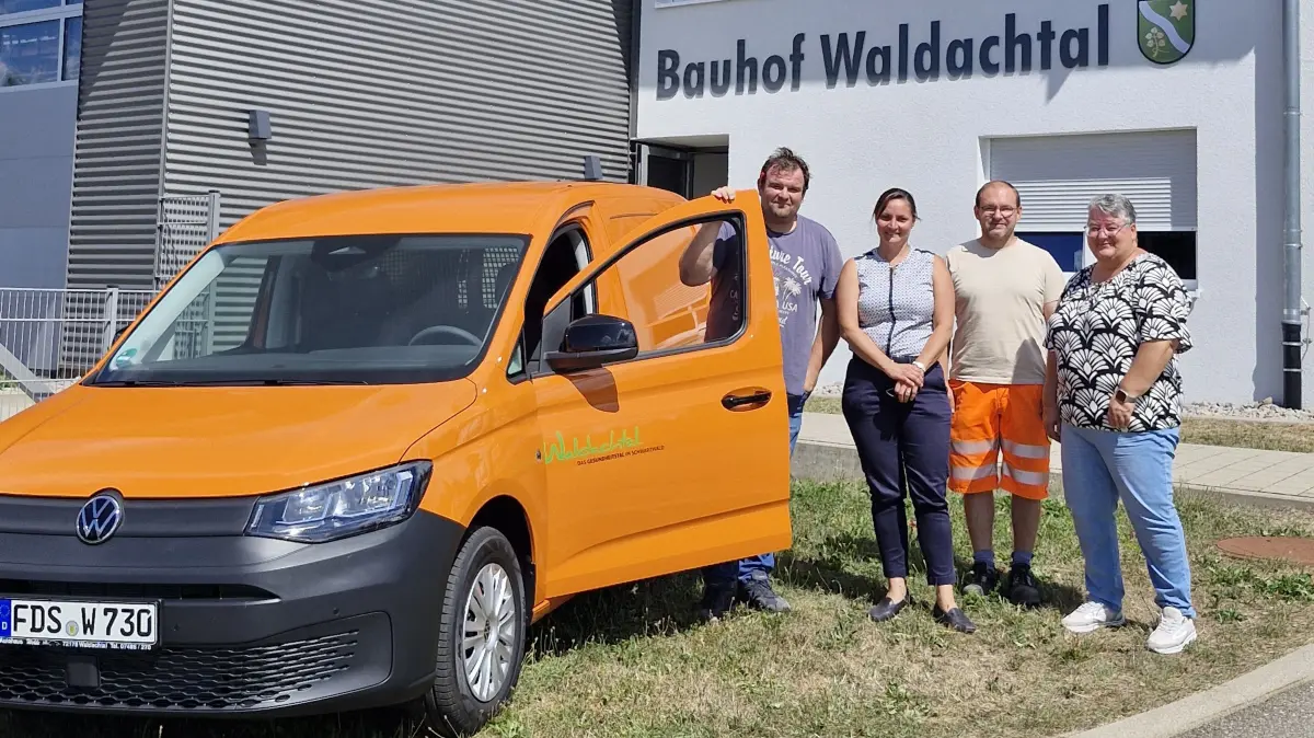 Bauhofleiter Frank Brunner (von links), Bürgermeisterin Annick Grassi, Mitarbeiter Patrick Schmelzle und Haupt- und Bauverwaltungsamtsleiterin Heike Finkbeiner freuen sich vor dem Bauhofgebäude über den neuen VW Caddy.