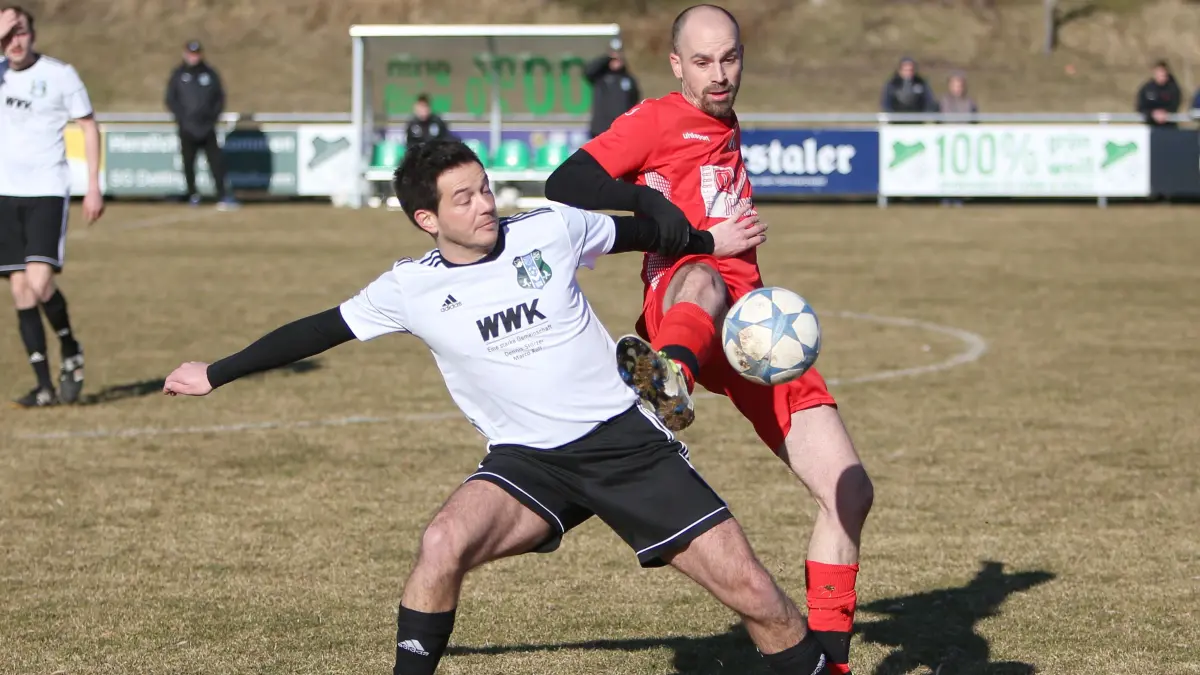 Die SG Empfingen II (in Rot) spielt im Pokal auswärts bei der SGM Rexingen-Dettingen-Betra.