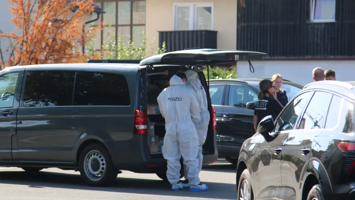 Am Dienstagmorgen kreist ein Polizeihubschrauber über Schwenningen. Der Täter des Raubüberfalls im Penny-Markt an der Römerstraße ist flüchtig.