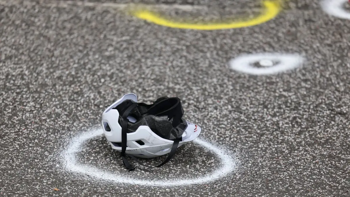Tödlicher Fahrradunfall in Tirol: ARCHIV - 24.07.2025, Hamburg: Ein zerstörter Fahrradhelm liegt auf der Straße an der Unfallstelle nach einem tödlichen Fahradunfall. (zu dpa: «18-jähriger Aachener stirbt bei Radunfall in Tirol») Foto: Christian Charisius/dpa +++ dpa-Bildfunk +++