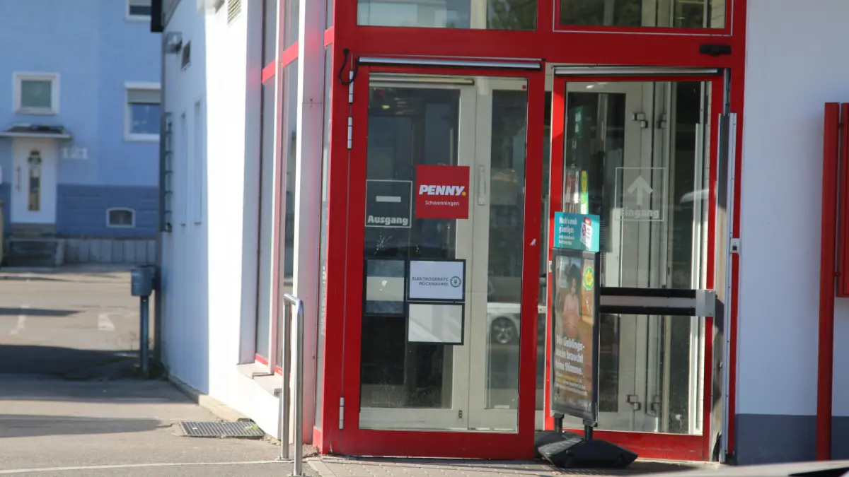 Am Dienstagmorgen kreist ein Polizeihubschrauber über Schwenningen. Der Täter des Raubüberfalls im Penny-Markt an der Römerstraße ist flüchtig.