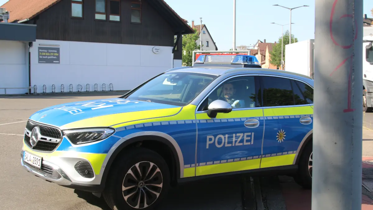 Am Dienstagmorgen kreist ein Polizeihubschrauber über Schwenningen. Der Täter des Raubüberfalls im Penny-Markt an der Römerstraße ist flüchtig.