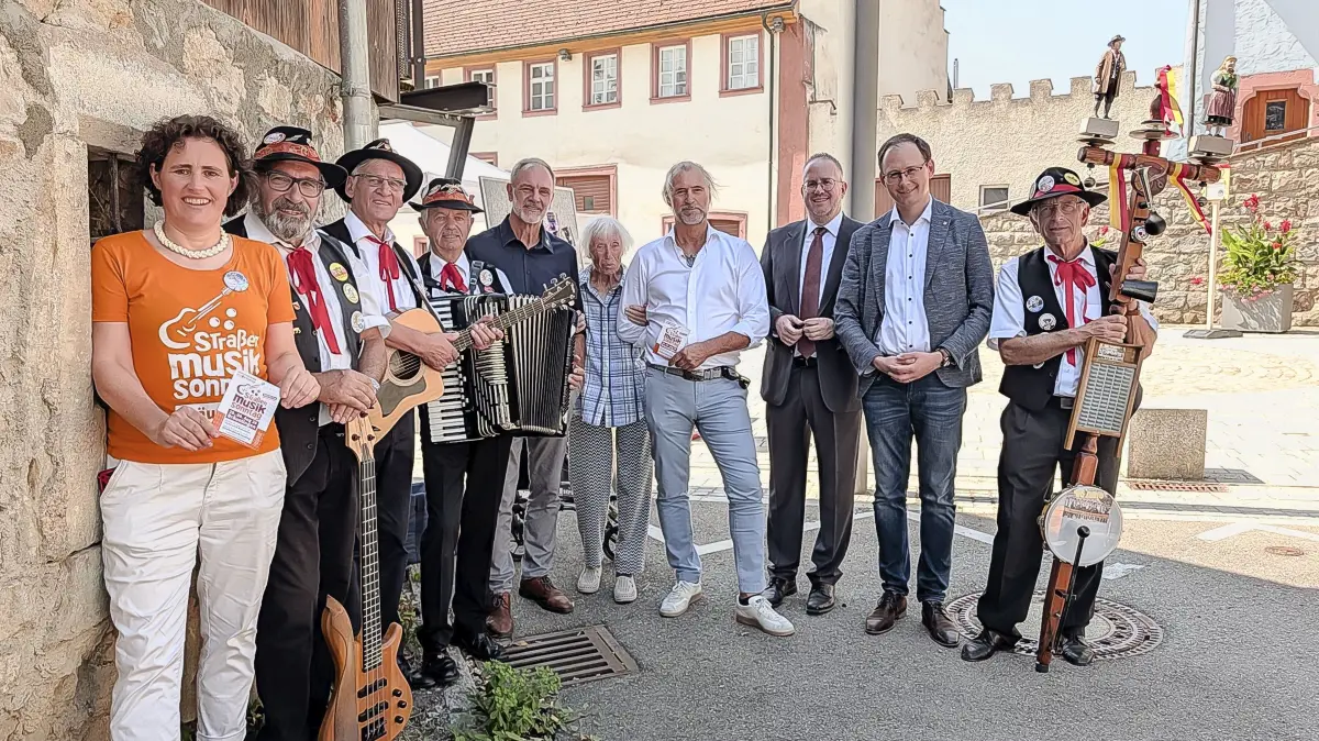 Stadtverwaltung, Bräunlinger Musiker und Sponsoren blicken mit Vorfreude auf den 19. Bräunlinger Straßenmusiksonntag. Maren Ott, Ludwig Perso, Alfred Rothmund, Bruno Friedrich (Musikgruppe Scherenschleifer), Edmund Martin (Energieversorgung Südbaar), Gisela Anderson (Anwohnerin), Steffen Würth (Straub-Verpackungen), Wolfgang Wehrle (Sparkasse), Michael Bächle (Bürgermeister) und Walter Leichenauer (von links nach rechts).