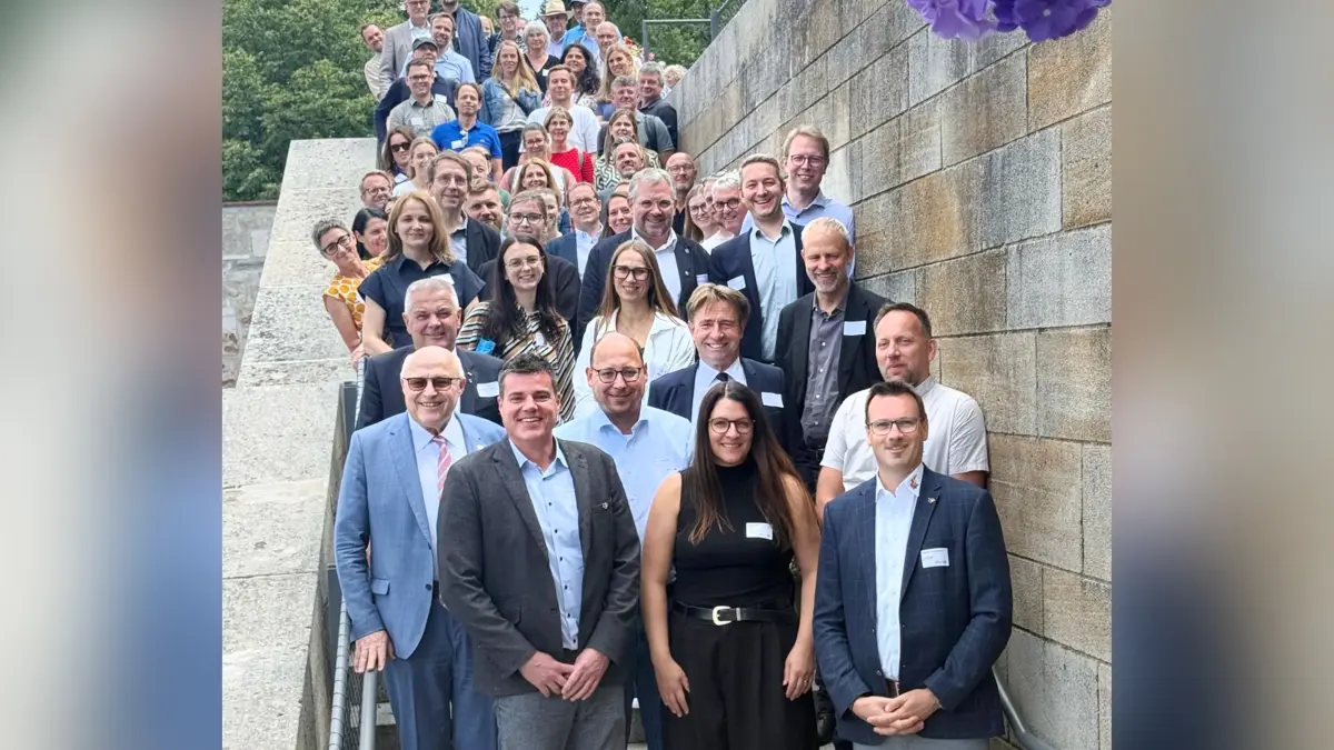 Mitglieder der Stadt Rottweil sowie des Projektteams der Landesgartenschau Rottweil 2028 informierten sich im Austausch mit Kollegen anderer Städte auf der Landesgartenschau Ellwangen über erfolgreiche Konzepte für die Planung künftiger Landesgartenschauen. Eingeladen hatte bwgrün.de, die Fördergesellschaft für Landesgartenschauen in Baden-Württemberg