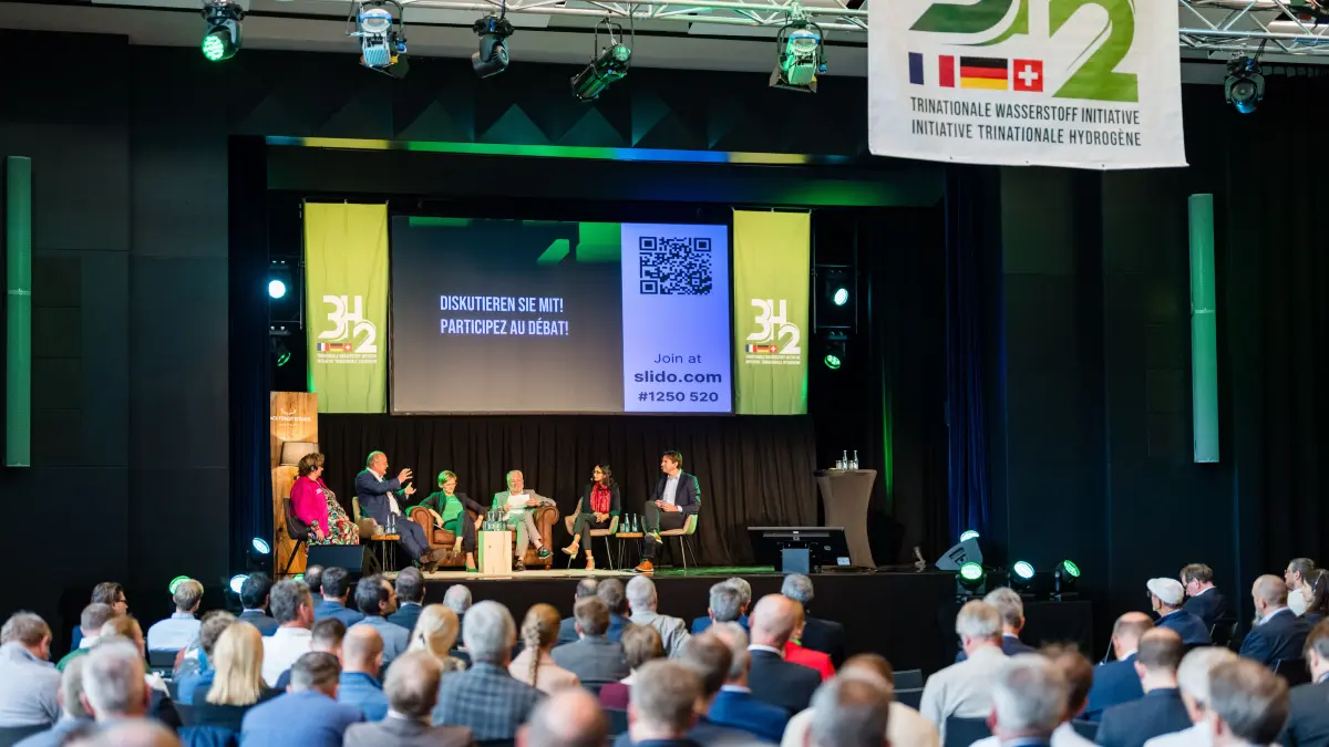 Auf dem H2 Forum 2026 kommen am 14. Oktober führende Persönlichkeiten aus Wirtschaft, Wissenschaft, Politik und Gesellschaft in Konstanz zusammen, um politische und wirtschaftliche Weichen für den Wasserstoff-Ausbau zu stellen (Foto: Impressionen vom H2 Forum 2023 in Kirchzarten.