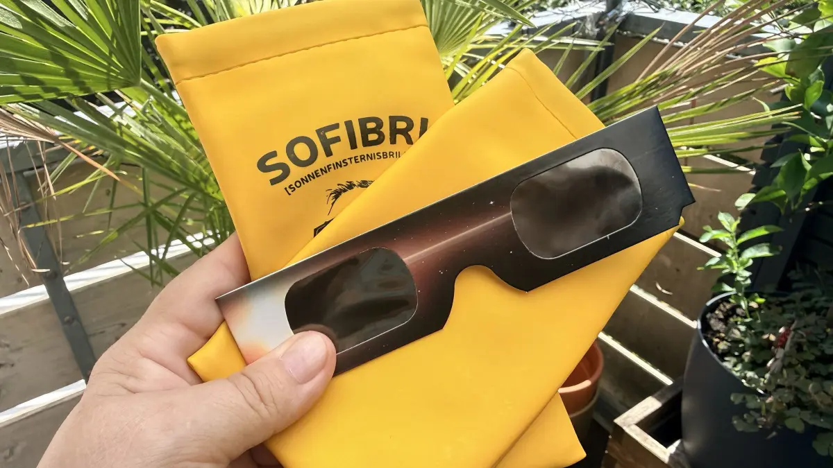 Die Spezialbrillen für die Sonnenfinsternis sind heiß begehrt.