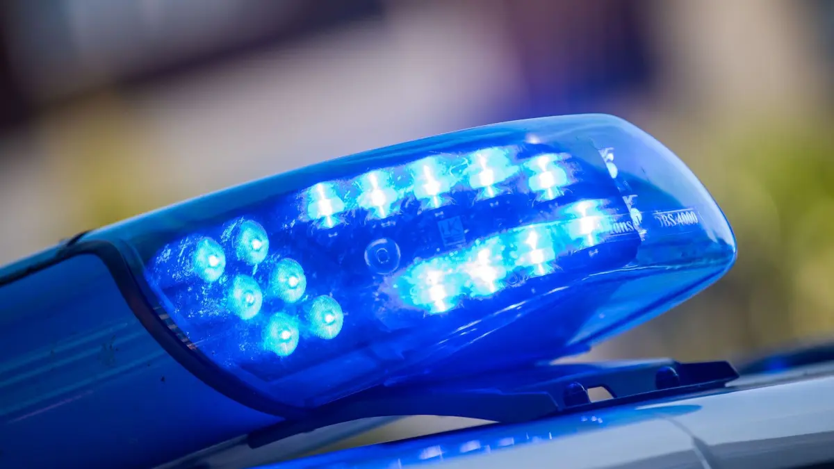 Polizei Symbolbild: SYMBOLBILD - 11.08.2022, Niedersachsen, Vechta: Ein Blaulicht ist auf dem Dach eines Polizeifahrzeugs zu sehen. (zu dpa: «Fahrer stirbt nach Unfall - weiteres Motorrad beteiligt») Foto: Lino Mirgeler/dpa +++ dpa-Bildfunk +++