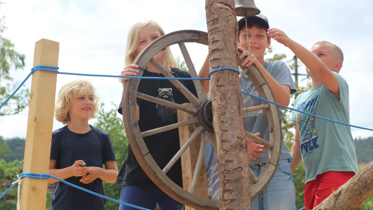 Im Spieldorf in Steinen haben auch bei der 35. Auflage die Kinder selbst das Steuerrad in der Hand. In diesem Fall ganz buchstäblich das Steuerrad des Schiffes, das Bestandteil des Dorfes ist.