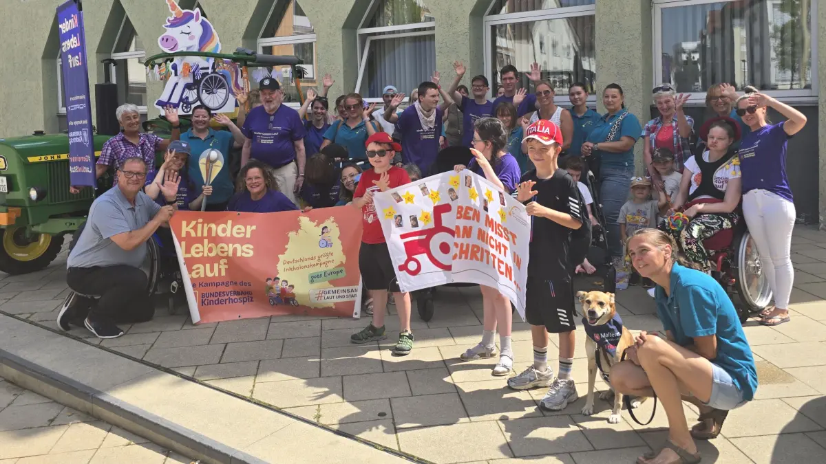 Mit Fackel, Traktor und viel guter Laune: Der Kinder-Lebens-Lauf macht Station in VS-Schwenningen – ganz nach dem Motto „Gemeinsam laut und stark“.