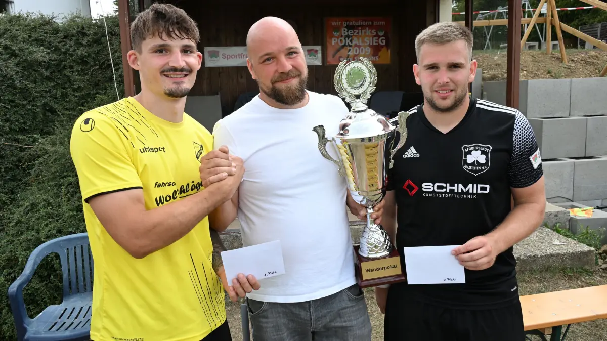 Siegerehrung beim Steinach Pokalturnier: Kapitän Markus Brenner, Turniersieger Egenhausen (von links), Turnierleiter Matthäus Stasch und Henrik Plaumann, Salzstetten.