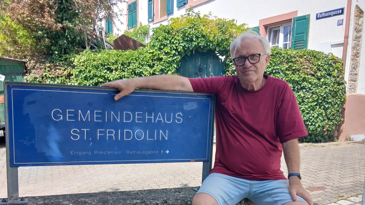 Dieter Funk vor dem Gemeindehaus in Stetten. Dort sind im Quartierscafé meist alle verfügbaren Plätze belegt. „Mehr als 60 Gäste schaffen wir nicht“, sagt er.