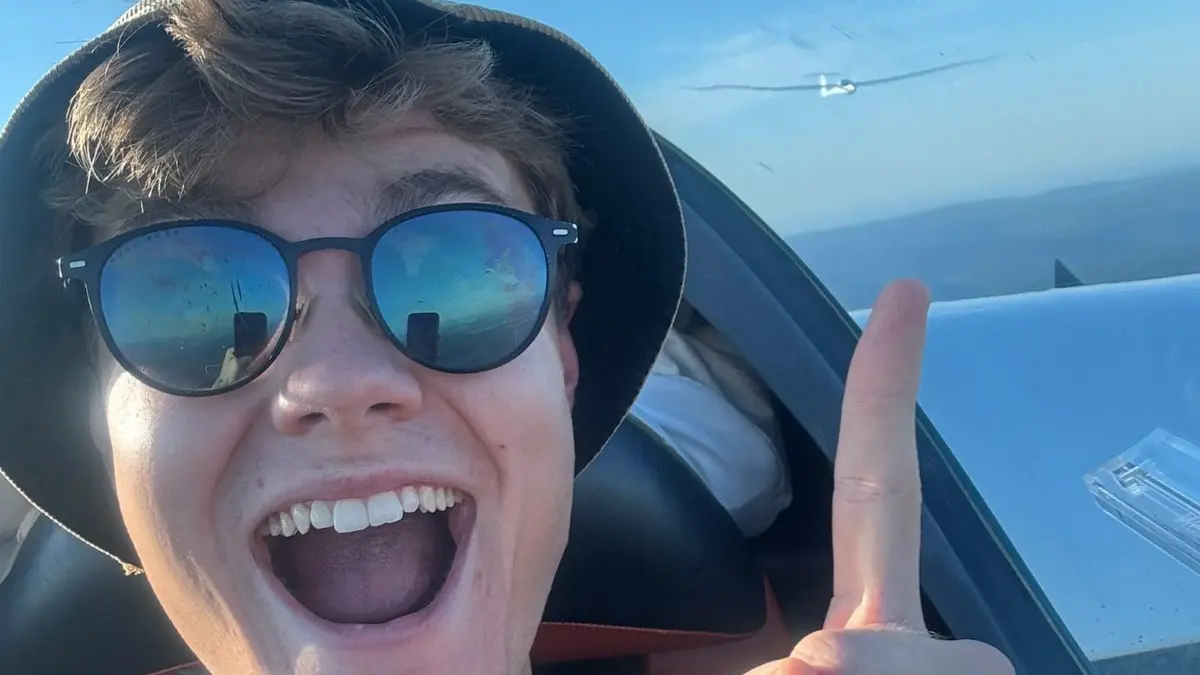 Anton Harzer hat der Geschwindigkeitsrausch erwischt. Hinter ihm Martin Pollex mit dem Ventus C 17,7 m