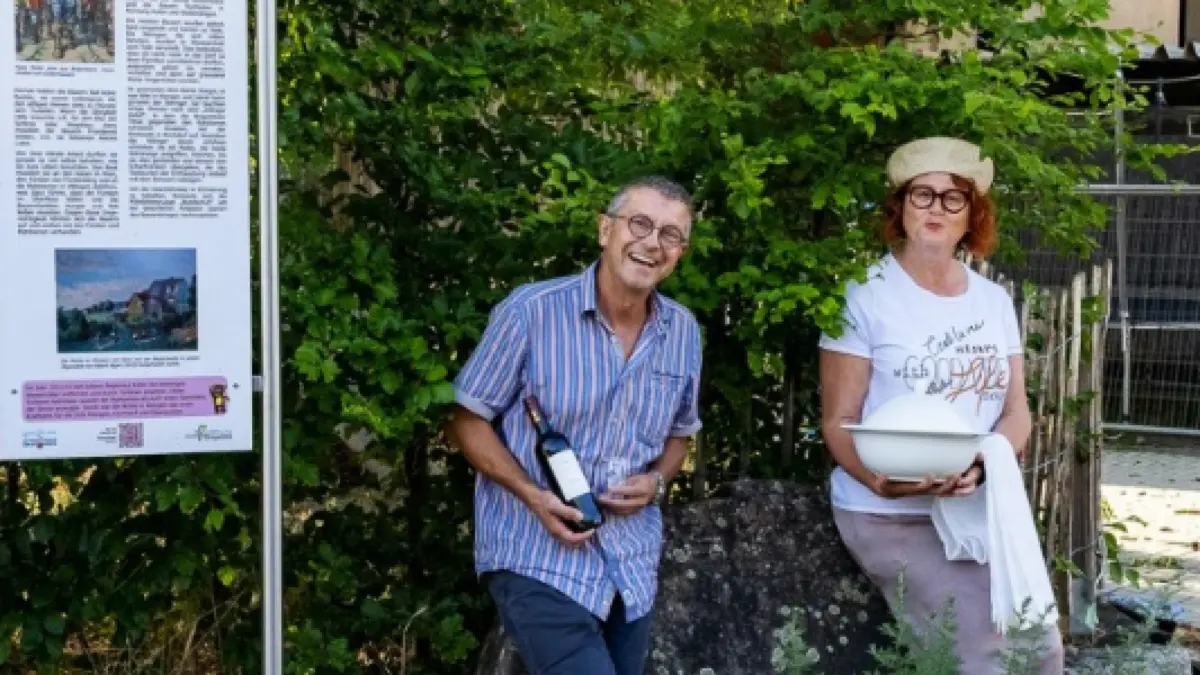 Ralf Köhler und Annette Hengstler machen mit einer Flasche Wein schon mal Lust auf die kommende Genusswanderung auf dem Geschichtspfad. Die beginnt am 6. September in Kengen.