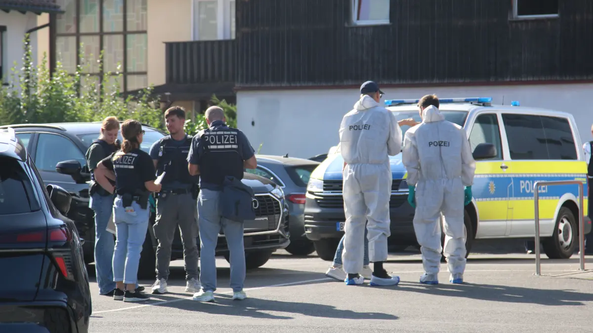 Am Dienstagmorgen kreist ein Polizeihubschrauber über Schwenningen. Der Täter des Raubüberfalls im Penny-Markt an der Römerstraße ist flüchtig.
