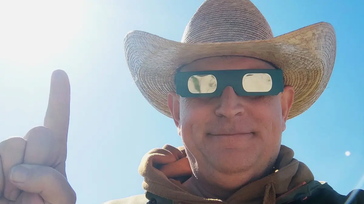 Mario Makaro vom Astronomischen Verein Ortenau zeigt, worauf zu achten ist: Wer die Sonnenfinsternis sehen will, sollte eine Schutzbrille aufsetzen