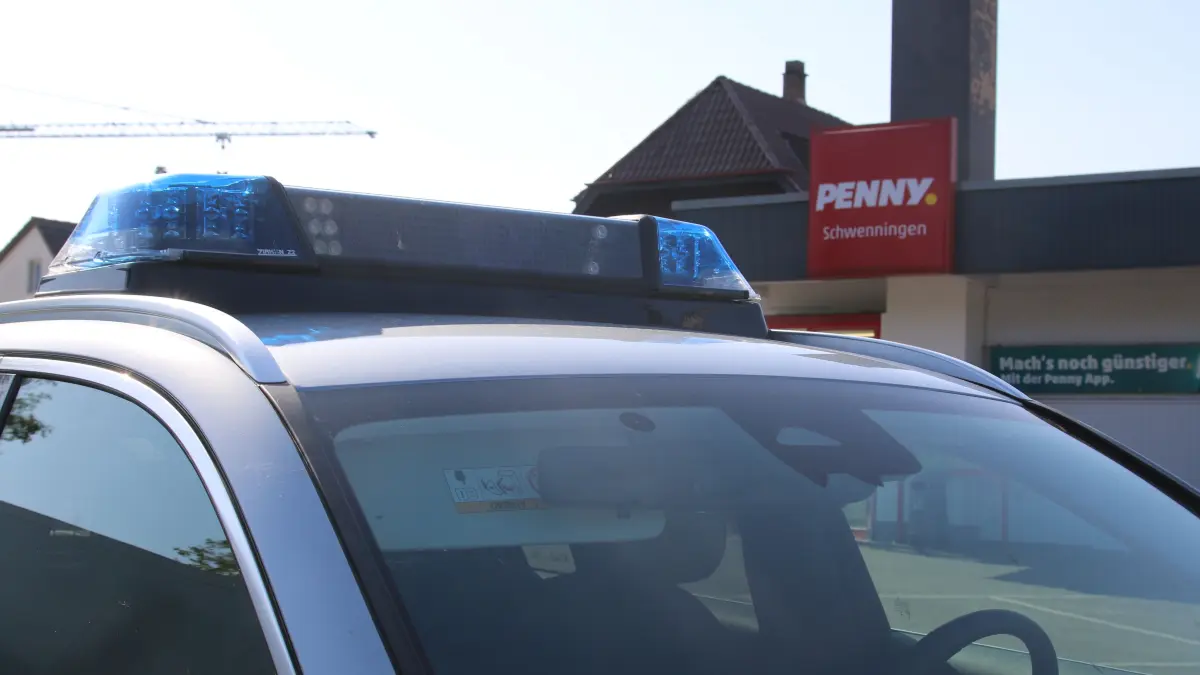 Am Dienstagmorgen kreist ein Polizeihubschrauber über Schwenningen. Der Täter des Raubüberfalls im Penny-Markt an der Römerstraße ist flüchtig.