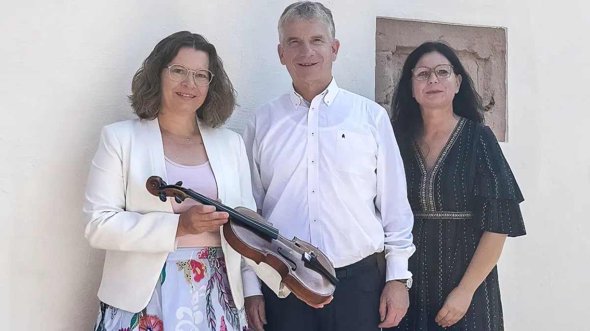 Kanderns Bürgermeisterin Simone Penner, Museumsleiterin Jasmin Hartmann und Friedenweilers Bürgermeister Josef Matt mit der historischen Straub-Geige